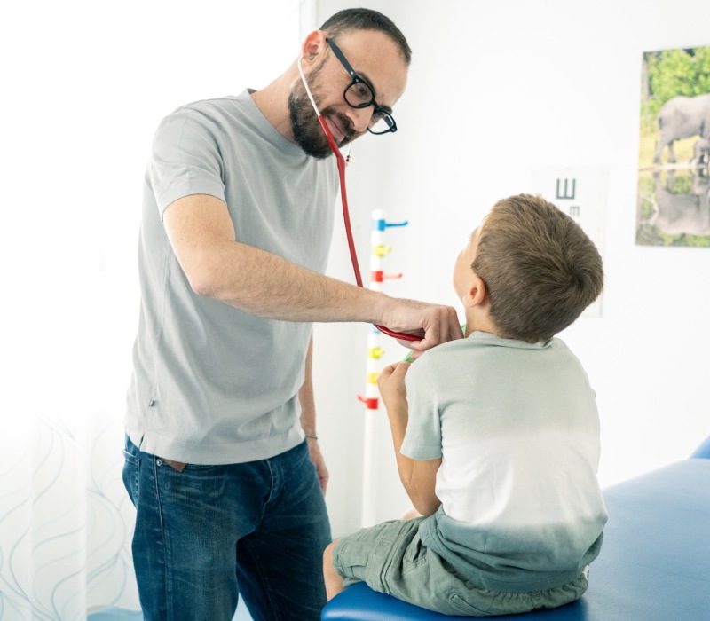 dr Capuano Pediatra visita un bambino