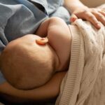 mamma allatta il suo bambino