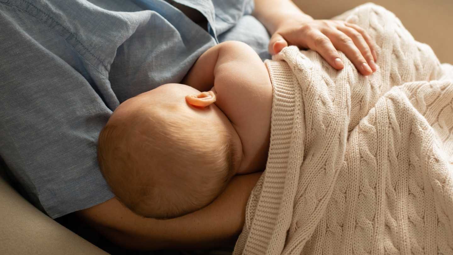 mamma allatta il suo bambino