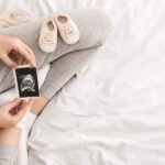 mamma che guarda foto di un'ecografia