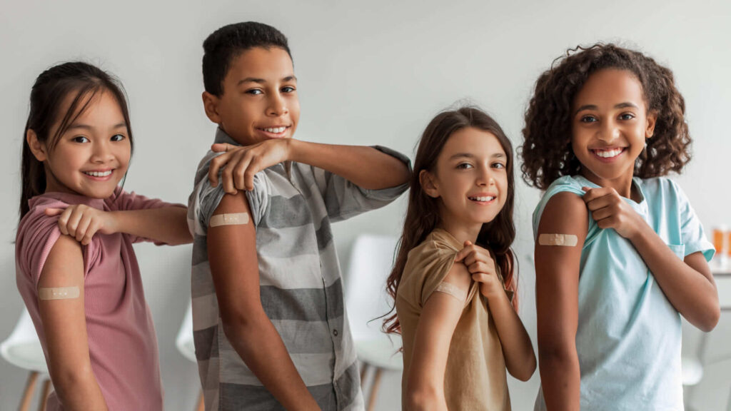 bambini felici dopo il vaccino