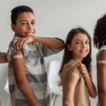 bambini felici dopo il vaccino