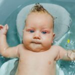 neonato che fa il bagnetto-primi mesi