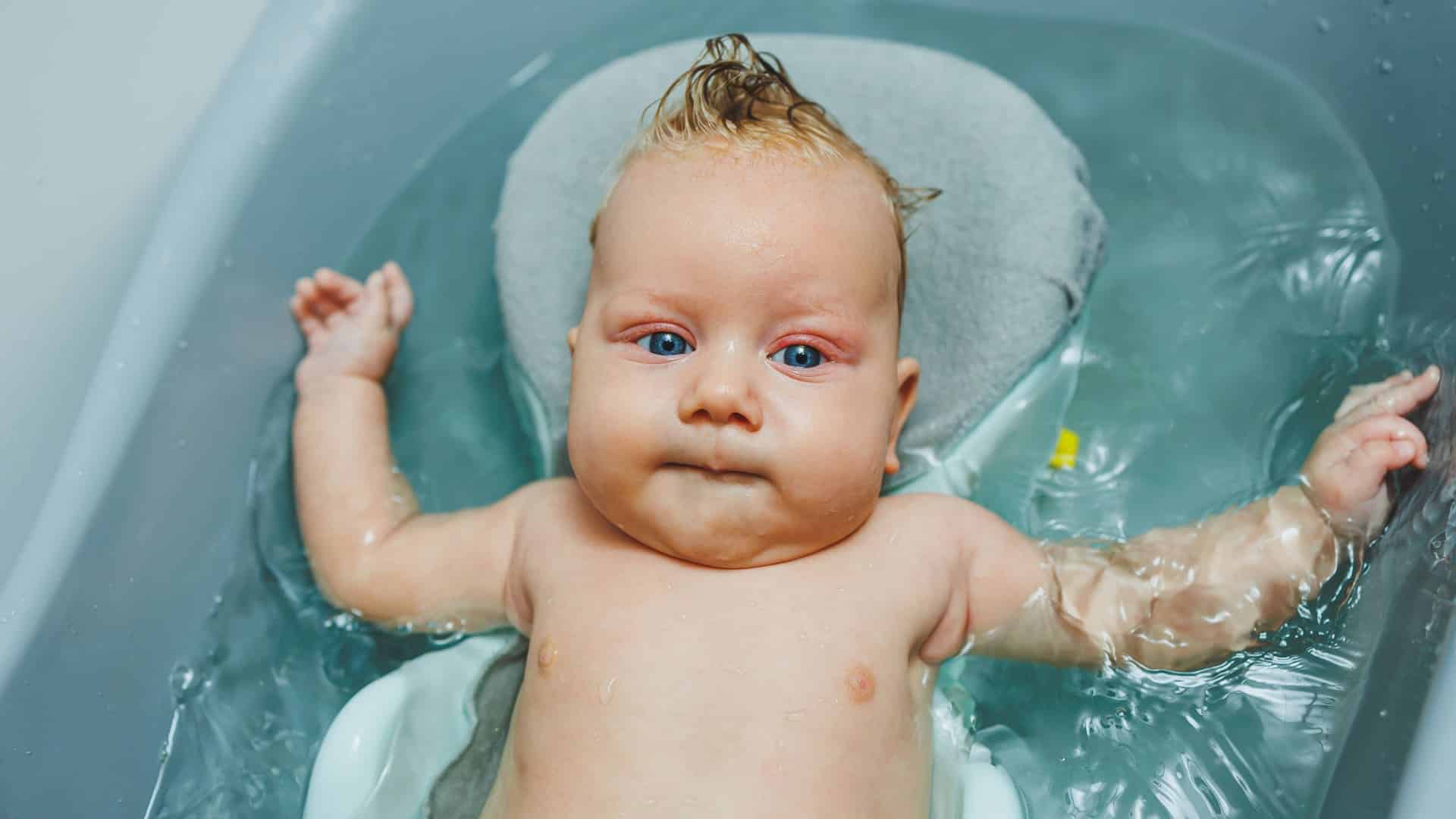 neonato che fa il bagnetto-primi mesi