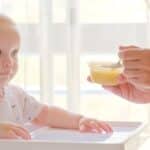 bambino che mangia la sua prima pappa