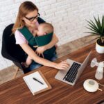 mamma a lavoro con un neonato