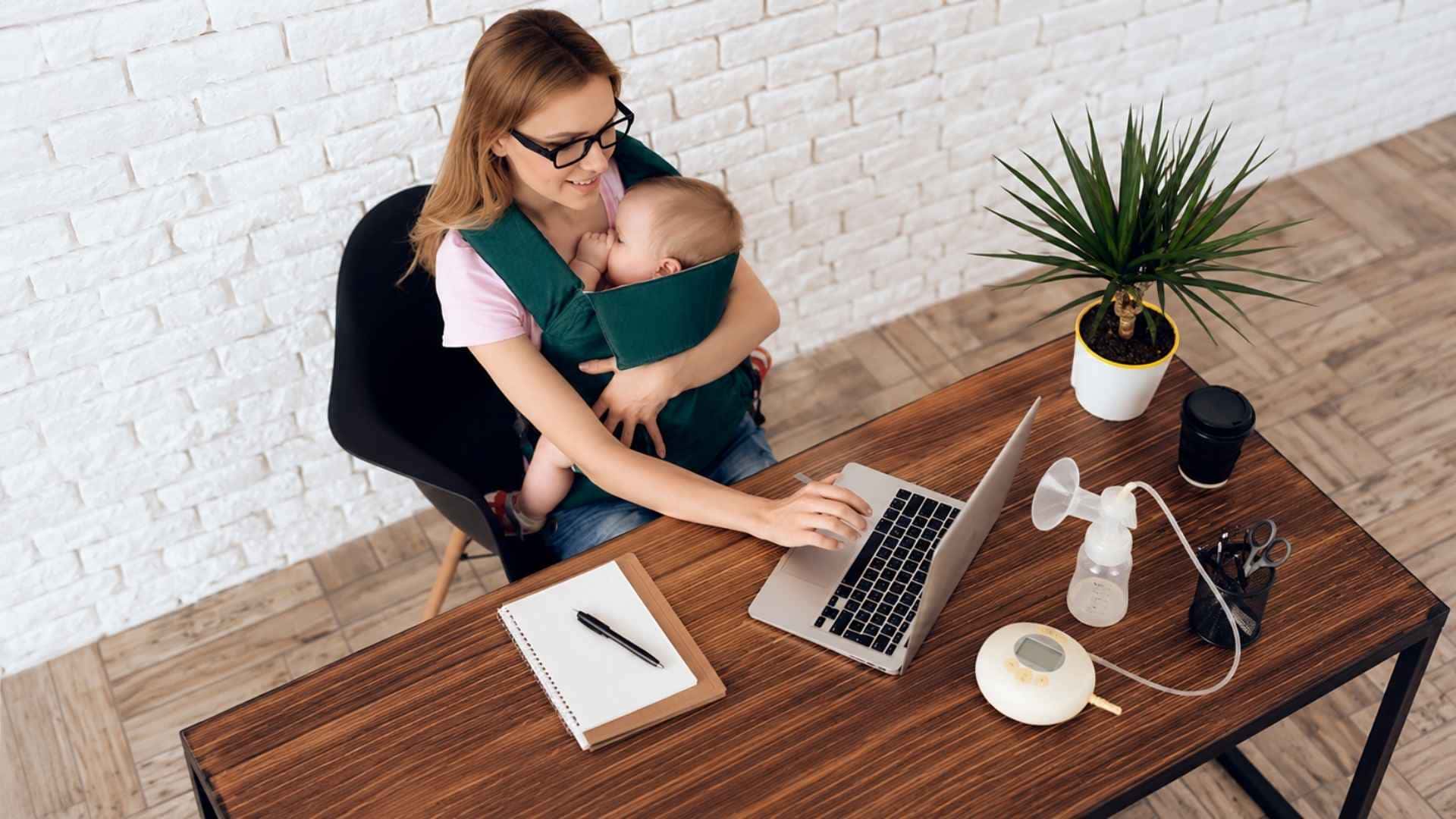mamma a lavoro con un neonato