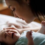 mamma consola bambino che piange