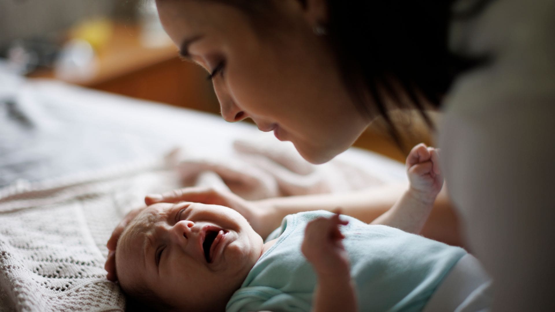 mamma consola bambino che piange