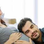 Mamma in gravidanza che fa sentire i movimenti del bambino al padre
