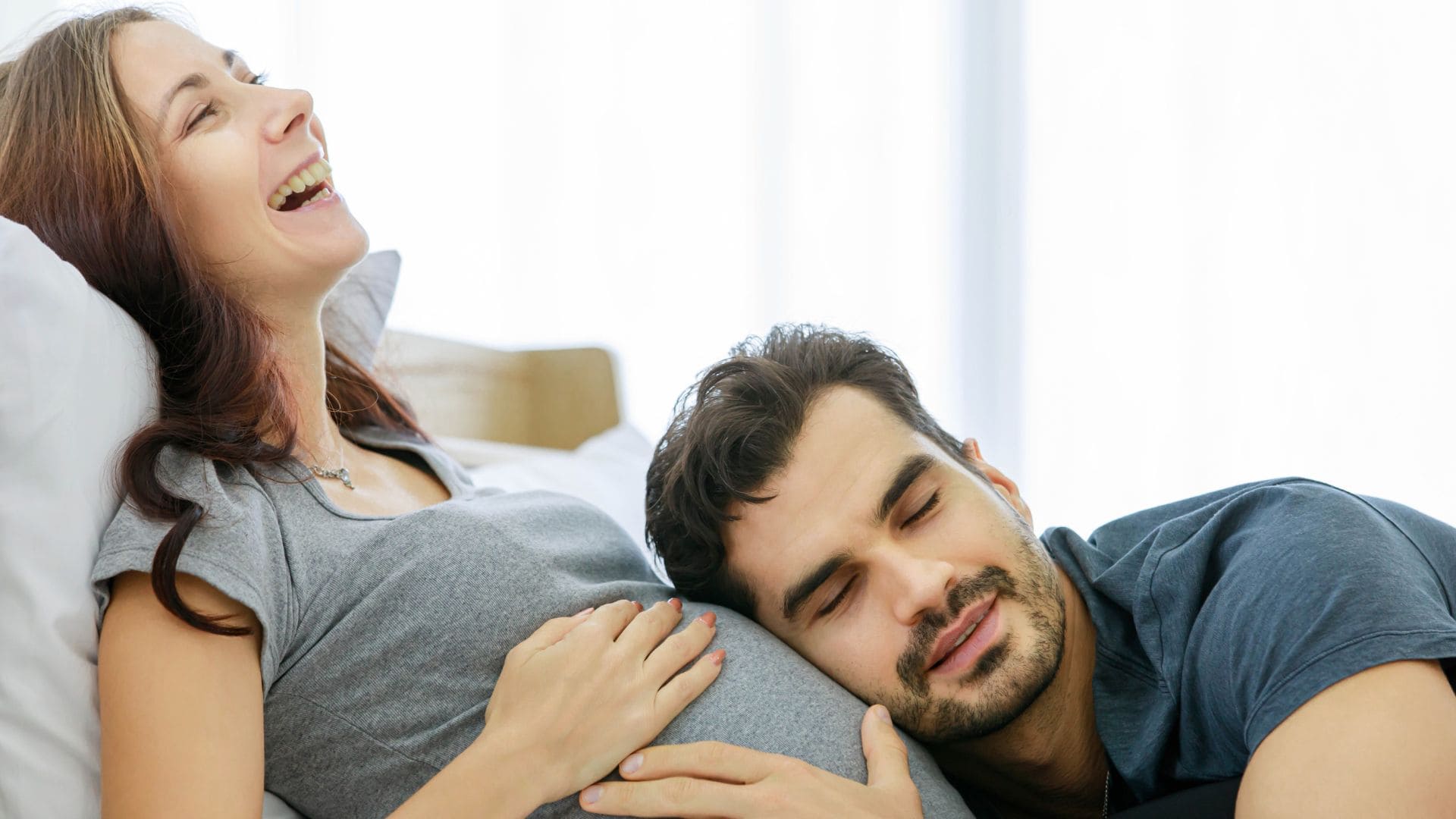 Mamma in gravidanza che fa sentire i movimenti del bambino al padre